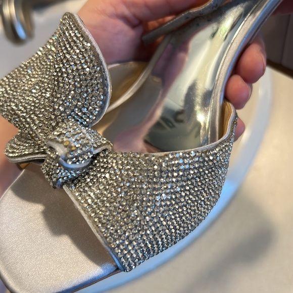 BADGLEY MISCHKA Poppy Rhinestone Bejeweled Block Heel Silver 7.5 - Picture 12 of 13